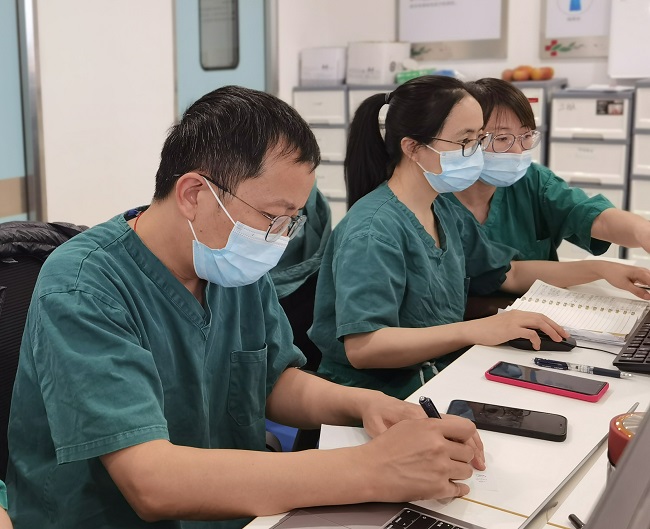 这个春节 他们依旧没有回去团圆