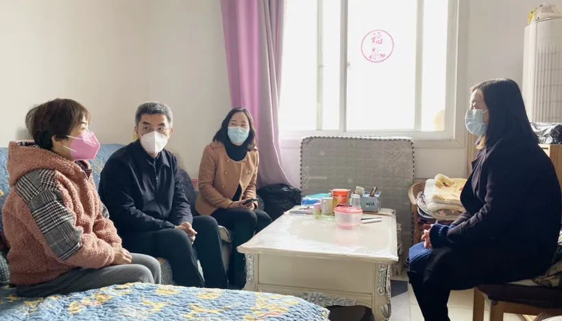 市卫生健康委副主任陆韬宏走访慰问公卫中心退休职工