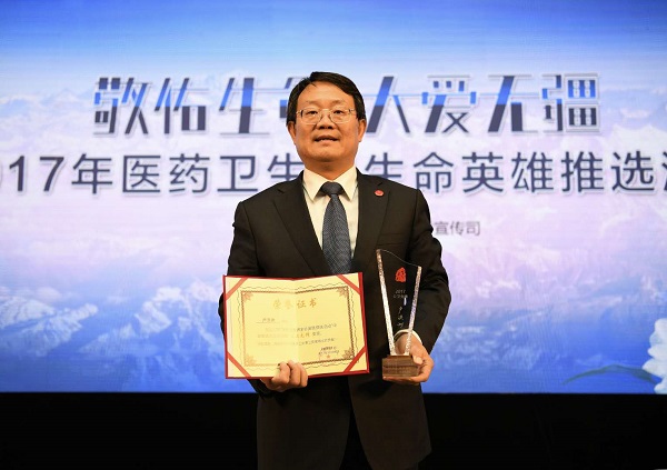 公卫中心党委书记卢洪洲被推选为生命英雄“公卫先锋”