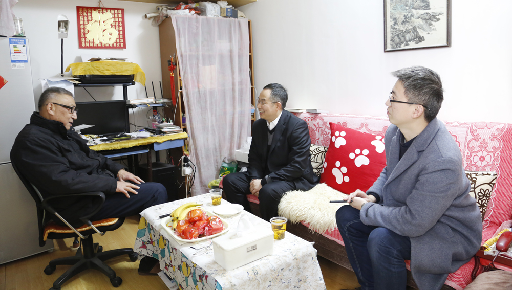 公卫中心领导春节前夕看望离休老同志