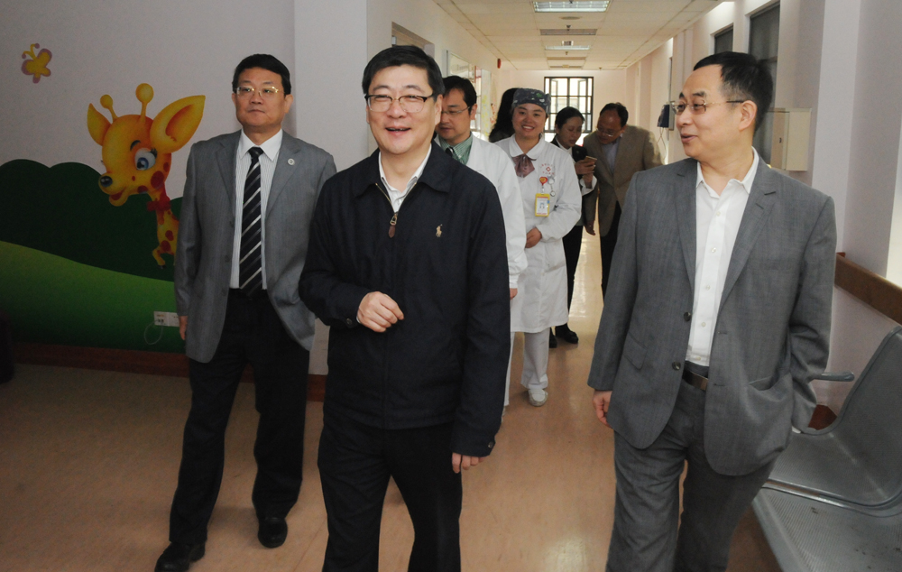 金山区委常委、副区长刘健一行莅临公卫中心调研