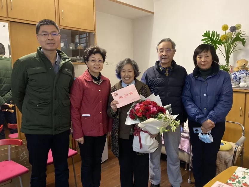 上海市卫生健康委员会吴乾渝巡视员慰问公卫中心退休职工