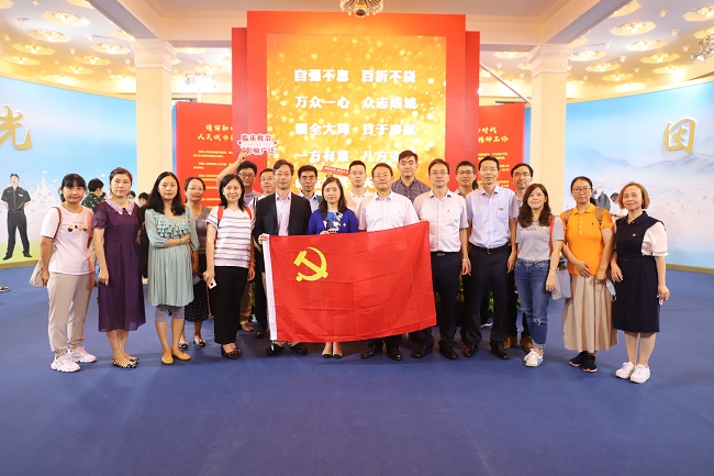 公卫中心党委书记卢洪洲带队参观“我们众志成城”上海防控新冠肺炎疫情主题展