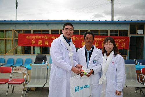 中心医务青年赴日喀则地区开展医疗服务
